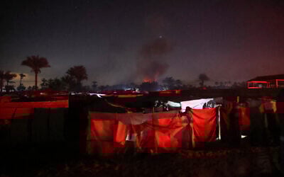 De la fumée s'élève lors d'une frappe israélienne près d'un camp de fortune pour les Palestiniens déplacés, dans la région de Khan Younès, dans le sud de Gaza, le 4 décembre 2024. (Crédit : Bashar Taleb/AFP)
