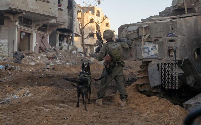 Des troupes de la 401ème Brigade Blindée opèrent dans le nord de Gaza à Jabalia, dans une photo publiée par l'armée le 4 décembre 2024. (Crédit : armée israélienne)