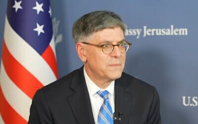 L'ambassadeur américain Jack Lew s'exprime lors d'une interview accordée à Kan news le 5 décembre 2024. (Crédit : Capture d'écran/Kann ; utilisée conformément à l'article 27a de la loi sur les droits d'auteur)