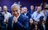 Le Premier ministre Benjamin Netanyahu assistant à une audience pour témoigner dans son procès pénal, au tribunal de de Tel Aviv, le 10 décembre 2024. (Crédit : Chaïm Goldberg/Flash90)