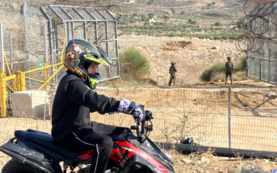 Un garçon passe en moto devant la barrière frontalière entre la Syrie et Israël à Majdal Shams le 9 décembre 2024. (Crédit : Diana Bletter/Times of Israel) Un garçon passe en moto devant la barrière frontalière entre la Syrie et Israël à Majdal Shams le 9 décembre 2024. (Crédit : Diana Bletter/Times of Israel)