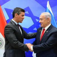 Le Premier ministre Benjamin Netanyahu (à droite) serre la main du président paraguayen en visite, Santiago Peña, lors d'une cérémonie de réouverture de l'ambassade du Paraguay à Jérusalem, le 12 décembre 2024. (Crédit : Amos Ben Gershom/GPO)