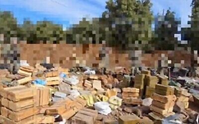 Capture d'écran d'une vidéo non datée montrant des armes et des munitions de l'armée syrienne collectées par des villageois pour être remises à Tsahal. Les soldats et les villageois sont pixélisés pour des raisons de sécurité. (Crédit : N12 ; utilisé conformément à l'article 27a de la loi sur les droits d'auteur)