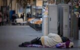 Un sans-abri dans les rues de Jérusalem, le 18 décembre 2024. (Crédit : Chaïm Goldberg/FLASH90)