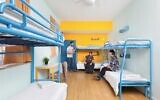 Une chambre d'hôtel partagée à l'auberge Abraham de Jérusalem en 2019. Le lieu sert actuellement de chambres à bas prix pour les étudiants. (Crédit : Abraham Hostel)
