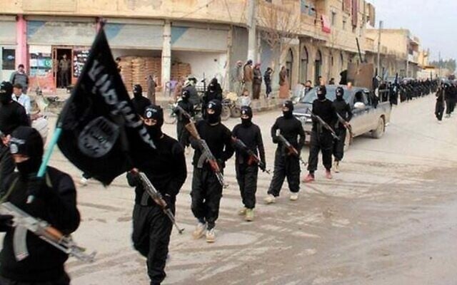 Photo d’archives non datée montrant des combattants de l’État islamique d’Irak et du Levant (État islamique, EI), une organisation issue d’Al-Qaïda, marchant en Syrie, publiée sur un site web militant le 14 janvier 2014. (Crédit : AP)