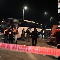 Les forces de sécurité israéliennes et les ambulanciers sur les lieux d'une attaque terroriste meurtrière sur un bus en Cisjordanie, tôt le matin du 12 décembre 2024 ; Yehoshua Aharon, 12 ans, grièvement blessé dans l'attaque et décédé des suites de ses blessures. (Crédit : Mahmoud Illean/AP ; Autorisation de la famille)