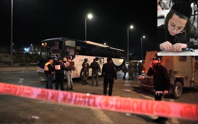 Les forces de sécurité israéliennes et les ambulanciers sur les lieux d'une attaque terroriste meurtrière sur un bus en Cisjordanie, tôt le matin du 12 décembre 2024 ; Yehoshua Aharon, 12 ans, grièvement blessé dans l'attaque et décédé des suites de ses blessures. (Crédit : Mahmoud Illean/AP ; Autorisation de la famille)