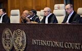 Le président de la Cour, le juge Nawaf Salam, lit un avis consultatif non contraignant sur Israël et les territoires contestés, à la Cour internationale de justice de La Haye, aux Pays-Bas, le 19 juillet 2024. (Crédit : Phil Nijhuis/AP)