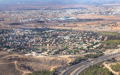 Illustration : Vue aérienne de la ville de Lehavim, dans le sud d'Israël, le 3 décembre 2021. (Crédit : Moshe Shaï/Flash90)