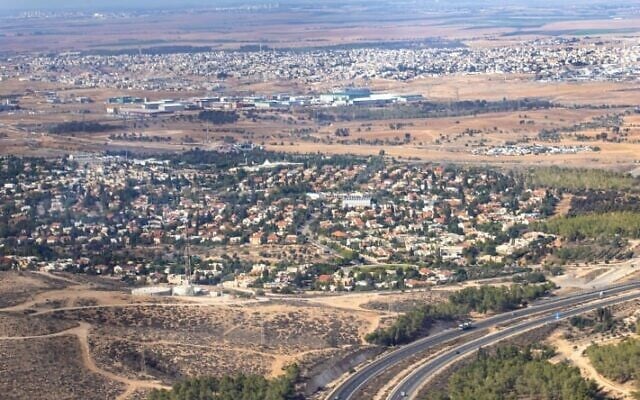 Illustration : Vue aérienne de la ville de Lehavim, dans le sud d'Israël, le 3 décembre 2021. (Crédit : Moshe Shaï/Flash90) Illustration : Vue aérienne de la ville de Lehavim, dans le sud d'Israël, le 3 décembre 2021. (Crédit : Moshe Shaï/Flash90)