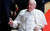 Le pape François serre la main d'officiels après leur rencontre pour la cérémonie de départ du pape à l'aéroport d'Ajaccio, sur l'île française de Corse, le 15 décembre 2024. (Crédit : Ludovic Marin/AP)