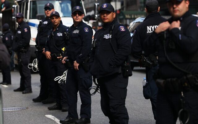 Des officiers du NYPD montent la garde lors d'un rassemblement anti-Israël au consulat d'Israël le 9 octobre 2023 à New York, deux jours après l'attaque du Hamas contre le sud d'Israël. (Crédit : Michael M. Santiago/Getty Images/AFP) Des officiers du NYPD montent la garde lors d'un rassemblement anti-Israël au consulat d'Israël le 9 octobre 2023 à New York, deux jours après l'attaque du Hamas contre le sud d'Israël. (Crédit : Michael M. Santiago/Getty Images/AFP)