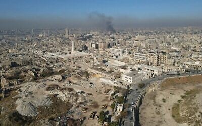 Vue aérienne montrant de la fumée après l'entrée des djihadistes et de leurs alliés dans la ville d'Alep, dans le nord de la Syrie, tôt le 30 novembre 2024. (Crédit : Mohammed Al-Rifai / AFP)