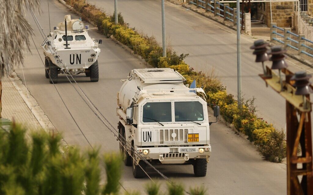 Des véhicules de la Force intérimaire des Nations Unies au Liban (FINUL), une semaine après l'entrée en vigueur d'un cessez-le-feu entre Israël et le Hezbollah, patrouillent dans la ville de Marjayoun, dans le sud du Liban, près de la frontière avec Israël, le 4 décembre 2024. (Crédit : AFP)