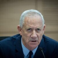 Le président de HaMahane HaMamlahti, Benny Gantz, vu à la Knesset le 18 décembre 2024 (Crédit : Chaim Goldberg/Flash90)