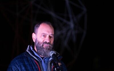 Jon Polin, père de l'otage assassiné Hersh Goldberg-Polin, s'exprimant lors d'un rassemblement religieux-sioniste à Jérusalem appelant le gouvernement à promouvoir un accord pour libérer tous les otages détenus par les terroristes du Hamas à Gaza, le 22 décembre 2024. (Crédit : Chaïm Goldberg/Flash90)