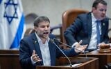 Le ministre des Finances Bezalel Smotrich s'adressant à la Knesset avant un vote sur le budget de l'État, le 16 décembre 2024. (Crédit : Chaïm Goldberg FLASH90)