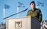 Le chef d'état-major de l’armée israélienne, le lieutenant-général Herzl Halevi, s’exprimant lors d'une cérémonie de remise de diplômes aux pilotes sur la base aérienne de Hatzerim, dans le sud d'Israël, le 25 décembre 2024. (Crédit : Armée israélienne)