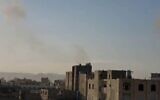 Photo d'illustration : De la fumée s'élève après une frappe aérienne israélienne contre l'aéroport international de Sanaa, dans la capitale contrôlée par les Houthis, au Yémen, le 26 décembre 2024. (Crédit : Capture d'écran/X)