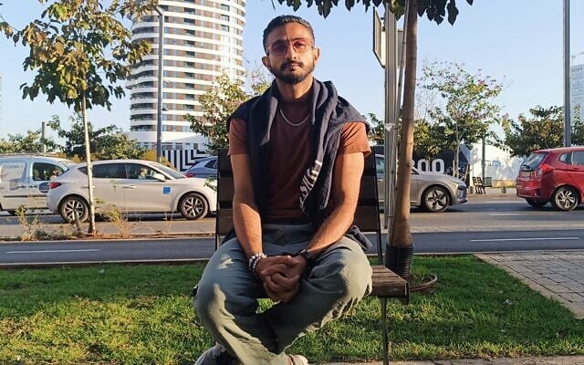 L'activiste et journaliste yéménite et suédois Luai Ahmed à Tel Aviv, le 25 décembre 2024. (Crédit : Gianluca Pacchiani/Times of Israel)