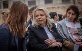Sara Netanyahu, épouse du Premier ministre Benjamin Netanyahu, assistant à un office de prière pour le retour des otages détenus par les terroristes du Hamas dans la bande de Gaza, au mur Occidental, à Jérusalem, le 21 mars 2024. (Crédit : Chaïm Goldberg/Flash90)