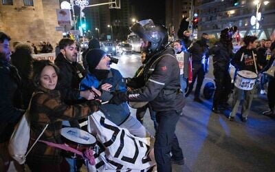 La police se heurte à des manifestants lors d'une manifestation appelant à la libération des otages israéliens détenus dans la bande de Gaza, à Jérusalem, le 28 décembre 2024. (Crédit : Chaim Goldberg/ Flash90)