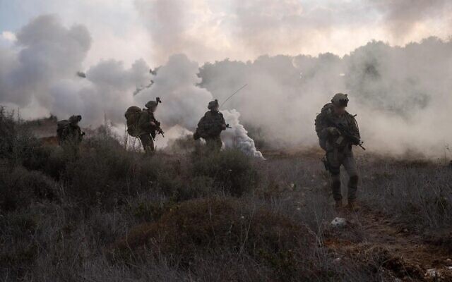 Des soldats de la 98e division de l armée israélienne en opération dans le sud du Liban, une photo diffusée le 15 décembre 2024. (Crédit : Tsahal)
