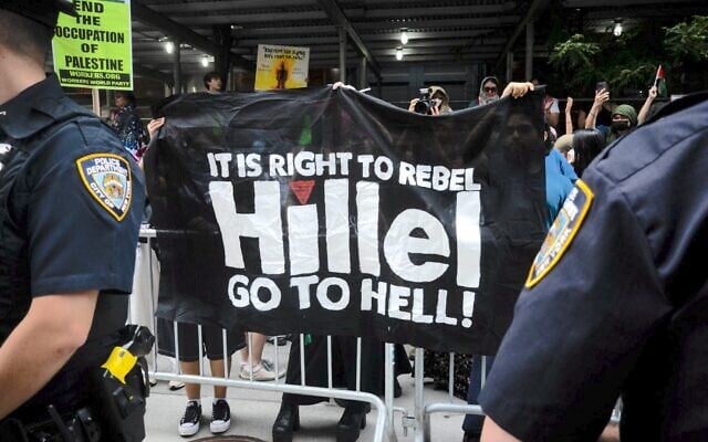 Des manifestants anti-israéliens ciblent Hillel au Baruch College à New York, le 6 juin 2024. (Crédit : Luke Tress) Des manifestants anti-israéliens ciblent Hillel au Baruch College à New York, le 6 juin 2024. (Crédit : Luke Tress)