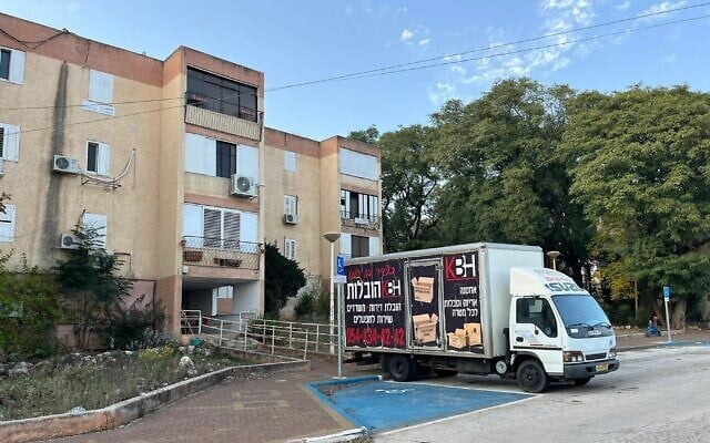 Un camion de déménagement, l'un des rares véhicules visibles dans ce quartier de Kiryat Shmona. (Crédit : Uriel Heilman/JTA)