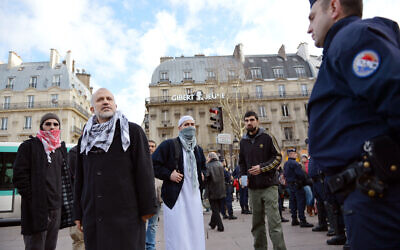 Le président du collectif Cheikh Yassine, Abdelhakim Sefrioui (2e à gauche), participe à une manifestation non autorisée en soutien à la Palestine, le 29 décembre 2012 à Paris. (Crédit : AFP PHOTO MIGUEL MEDINA)