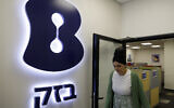 Un employé marche dans les bureaux de l'entreprise de télécommunications Bezeq à Kiryat Shmona, dans le nord d'Israël, près de la frontière avec le Liban, le 22 février 2024. Les échanges de tirs meurtriers entre Israël et le Liban ont incité la plupart des habitants des communautés des deux côtés de la frontière fortement fortifiée à partir, mais certains employés de l'entreprise ont décidé de rester. (Photo de Jalaa MAREY / AFP)