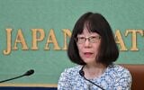 La juge japonaise Tomoko Akane, présidente de la Cour pénale internationale (CPI), prononce un discours lors d'une conférence de presse au Japan National Press Club à Tokyo, le 14 juin 2024. (Crédit : Kazuhiro NOGI / AFP)