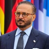 Le conseiller diplomatique du président des Émirats arabes unis, Anwar Gargash, arrivant pour assister à la cérémonie d'ouverture du sommet sur la paix en Ukraine, au luxueux Burgenstock, près de Lucerne, en Suisse, le 15 juin 2024. (Crédit : Denis Balibouse/Pool/AFP)