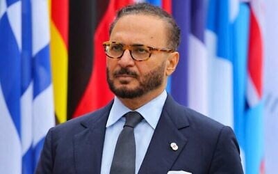 Le conseiller diplomatique du président des Émirats arabes unis, Anwar Gargash, arrive pour assister à la cérémonie d'ouverture du sommet sur la paix en Ukraine, au luxueux Burgenstock, près de Lucerne, en Suisse, le 15 juin 2024. (Crédit : Denis Balibouse/Pool/AFP)