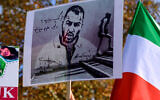 Des personnes tiennent des pancartes montrant un portrait du rappeur iranien Toomaj Salehi, arrêté en Iran, et des portraits d'enfants (à gauche), qui ont été tués lors des manifestations en Iran, lors d'un rassemblement de soutien aux femmes iraniennes à Istanbul, le 26 novembre 2022. (Yasin AKGUL / AFP)