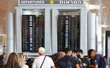 Des passagers cherchent leurs vols à l'aéroport Ben Gurion, le 6 août 2024. (Crédit : GIL COHEN-MAGEN / AFP)