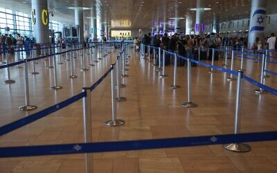 Les passagers à l'aéroport Ben Gurion pendant une grève nationale exigeant que le gouvernement parvienne à un accord de libération des otages, le 2 septembre 2024. (Crédit : Gil Cohen-Magen/AFP)