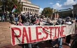 Des manifestants anti-israéliens près d'un mémorial créé pour le premier anniversaire de l'attaque terroriste du Hamas du 7-Octobre, le 7 octobre 2024 à New York. (Crédit : Kena Betancur / AFP)