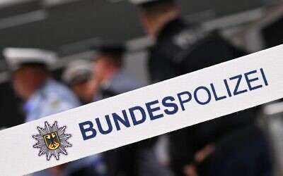 Illustration : Un cordon avec le logo de la police fédérale allemande (Bundespolizei) est photographié à Francfort-sur-le-Main, dans l'ouest de l'Allemagne, le 1er novembre 2024. (Kirill KUDRYAVTSEV / AFP)