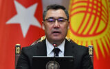 Le président kirghize Sadyr Japarov donne une conférence de presse après une rencontre avec son homologue turc à la résidence d'État Yntymak Ordo à Bichkek, le 5 novembre 2024. (Photo par VYACHESLAV OSELEDKO / AFP)