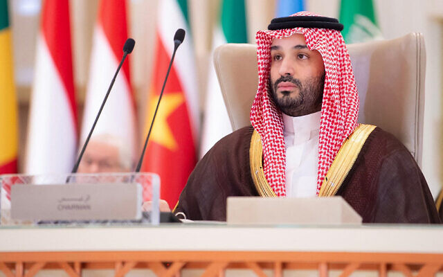 Le prince héritier saoudien Mohammed ben Salmane s'adressant au sommet extraordinaire conjoint des dirigeants de l'Organisation de la coopération islamique (OCI) et de la Ligue arabe à Ryad, sur une photo diffusée par l'agence de presse saoudienne SPA, le 11 novembre 2024. (Crédit : Ahmed Nureldine/SPA/AFP)