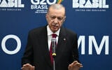 Le président turc Recep Tayyip Erdogan tenant une conférence de presse lors de la réunion des dirigeants du G20, à Rio de Janeiro, au Brésil, le 19 novembre 2024. (Crédit : Luis Robayo/AFP)