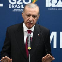 Le président turc Recep Tayyip Erdogan tenant une conférence de presse lors de la réunion des dirigeants du G20, à Rio de Janeiro, au Brésil, le 19 novembre 2024. (Crédit : Luis Robayo/AFP)
