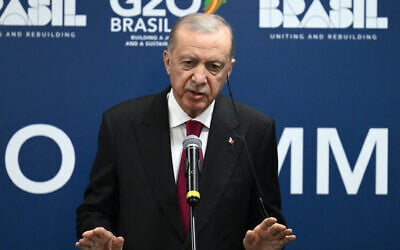 Le président turc Recep Tayyip Erdogan tenant une conférence de presse lors de la réunion des dirigeants du G20, à Rio de Janeiro, au Brésil, le 19 novembre 2024. (Crédit : Luis Robayo/AFP)