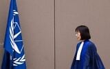 Le juge Tomoko Akane arrivant avant l'annonce du verdict de la Cour pénale internationale (CPI) qui a condamné le chef de la police djihadiste malienne Al Hassan Ag Abdoul Aziz Ag Mohamed Ag Mahmoud à 10 ans de prison pour crimes de guerre et crimes contre l'humanité commis pendant un règne de terreur, dans la légendaire ville malienne de Tombouctou, à la Cour de La Haye, aux Pays-Bas, le 20 novembre 2024. (Crédit : Eva Plevier/AFP)
