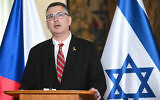 Le ministre des Affaires étrangères, Gideon Saar, lors d'une conférence de presse, à Prague, en République tchèque, le 28 novembre 2024. (Crédit : Michal Cizek/AFP)