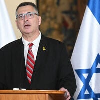 Le ministre des Affaires étrangères, Gideon Saar, lors d'une conférence de presse, à Prague, en République tchèque, le 28 novembre 2024. (Crédit : Michal Cizek/AFP)
