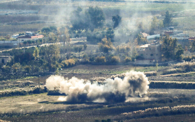 De la fumée s’élevant lors d'un bombardement israélien dans la plaine de Marjayoun, dans le sud du Liban, quelques jours après l'entrée en vigueur d'un cessez-le-feu entre Israël et le Hezbollah, le 30 novembre 2024. Israël a déclaré agir contre les violations de la trêve. (Crédit : AFP)