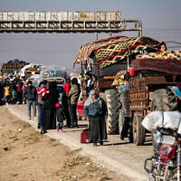 Illustration : Des Kurdes syriens fuyant les zones situées au nord d'Alep arrivent à Tabaqah, dans la banlieue ouest de Raqa, le 3 décembre 2024. (Crédit : Delil Souleiman/AFP)